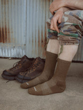 Load image into Gallery viewer, Conquer Light Weight 9" Crew Sock