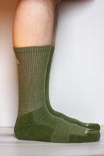 Load image into Gallery viewer, Conquer Light Weight 9" Crew Sock